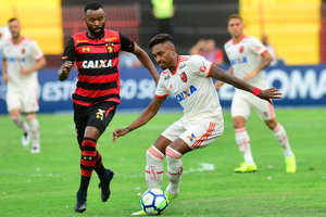 Com um a menos, Flamengo vence Sport e segue sonhando com o ttulo