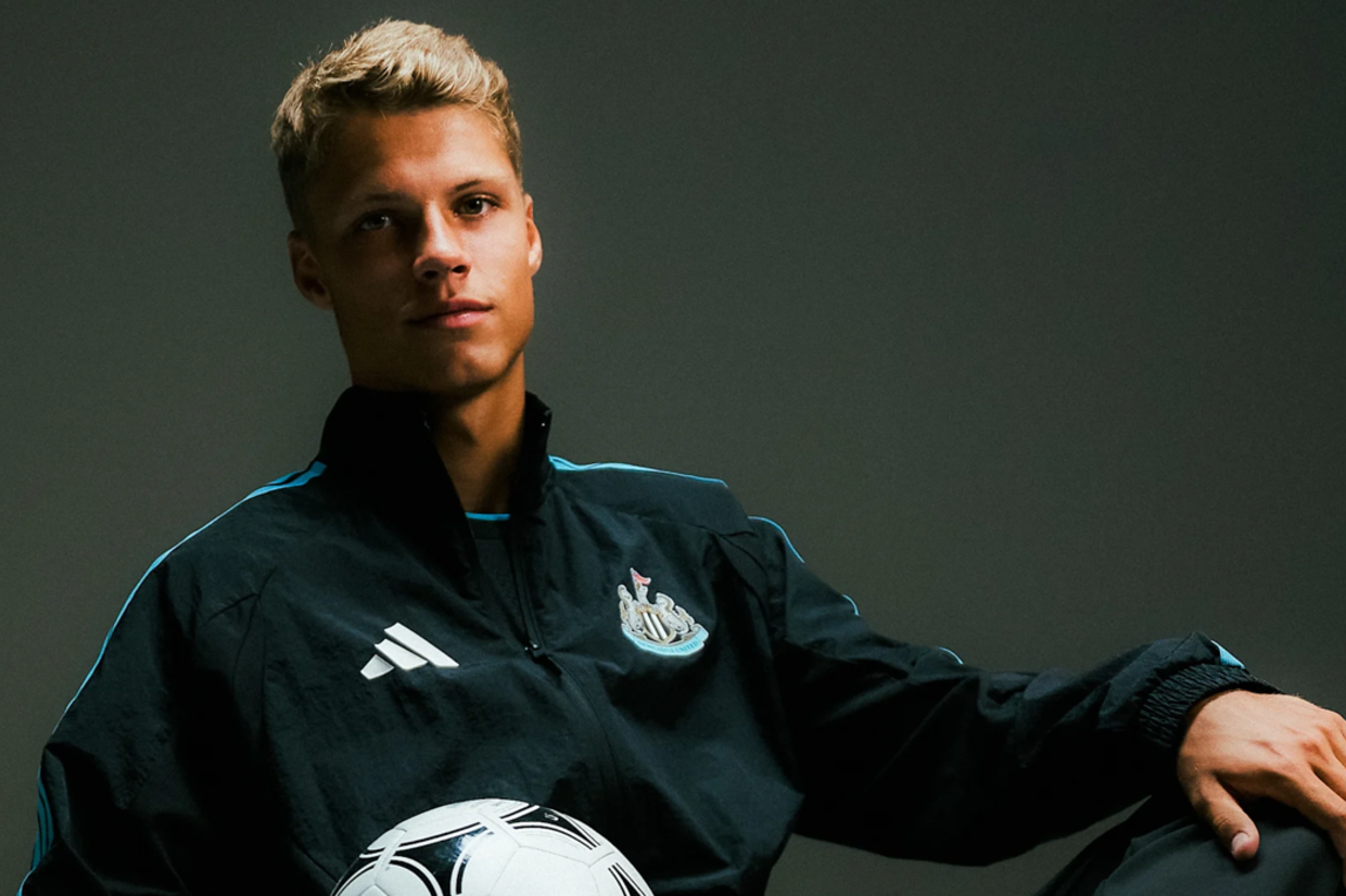 Newcastle assegura Sean Steur, promessa do Ajax, em contrato de cinco anos Newcastle assegura Sean Steur, promessa do Ajax, em contrato de cinco anos