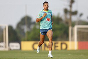 Danilo entre o Napoli e o Flamengo
