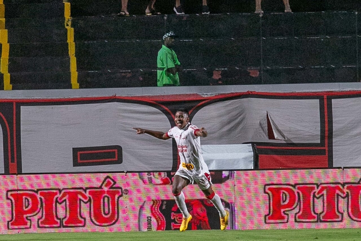 Nutico acaba com a invencibilidade do Vitria e avana na Copa do Brasil