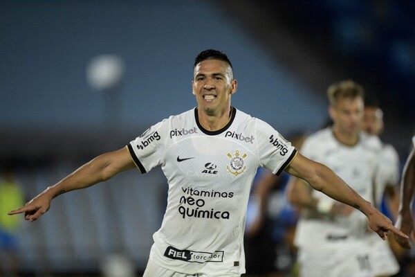 Carille descarta Balbuena no Vasco e comenta busca por novo zagueiro