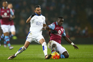Leicester empata no Villa Park, mas dorme na ponta do Ingls