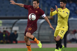 Villarreal vence, mas Roma se vale de goleada na Espanha para avanar 