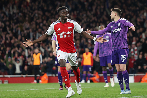 Saka marca no seu retorno e Arsenal vence o drbi contra o Fulham