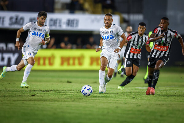 Em duelo de gols esquisitos, Grmio recorre aos pnaltis novamente e elimina o Athletic