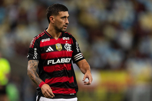 Arrascaeta se torna o jogador com mais partidas na histria do Flamengo na Libertadores