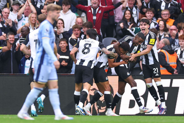 Newcastle faz o dever de casa, bate Tottenham e pula para o G4 do Ingls