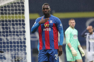 Benteke renova com o Crystal Palace