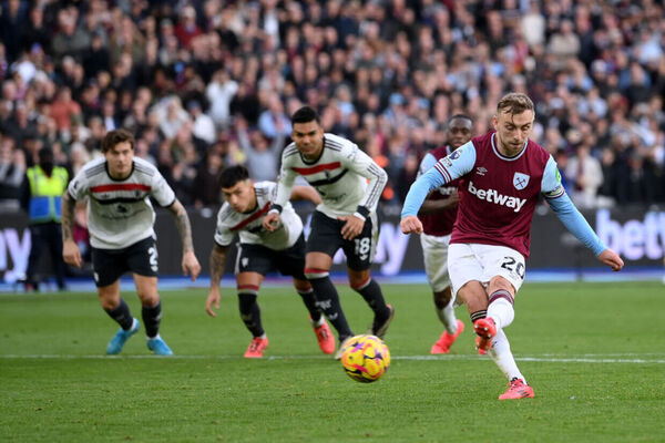 Gol brasileiro, VAR no fim e novo revs: United perde para o West Ham em Londres