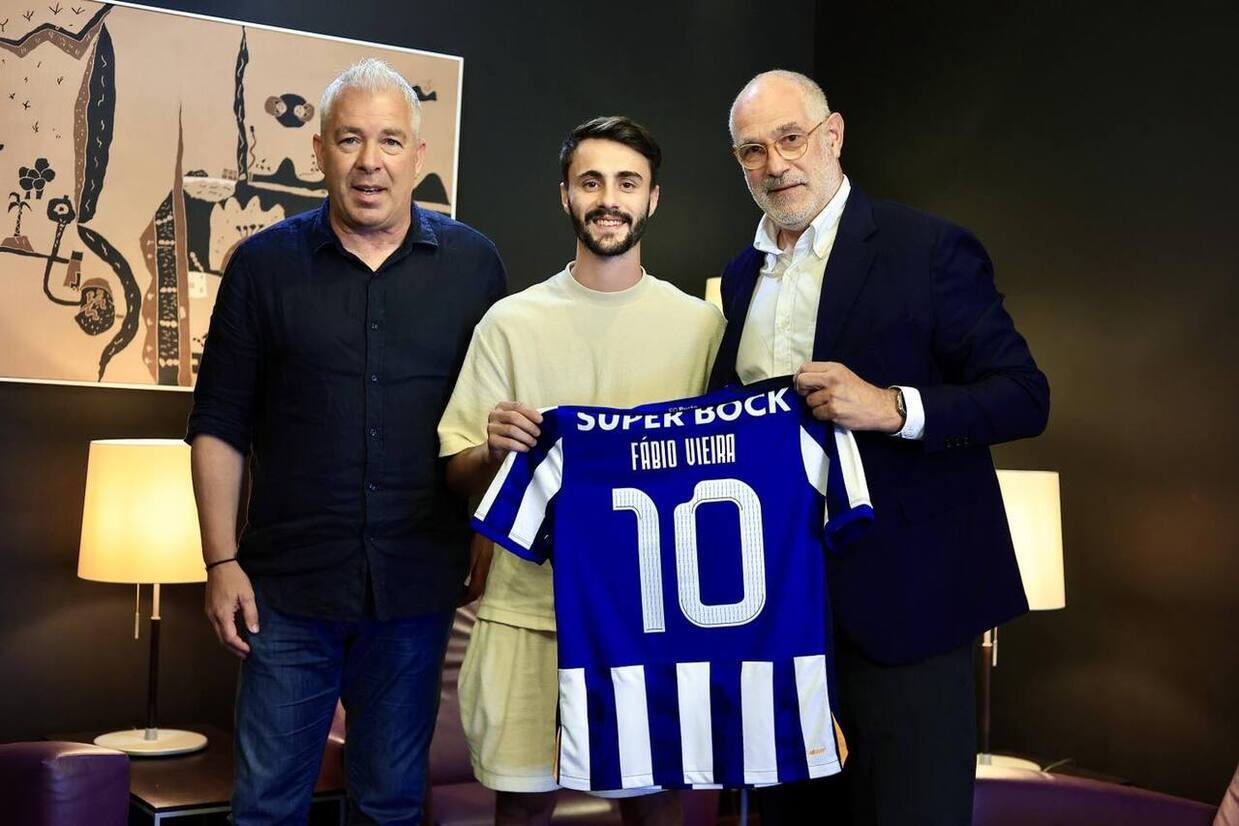 É oficial: Fábio Vieira está de volta ao Porto