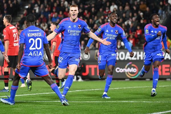 Everton busca zagueiro irlands no Lyon