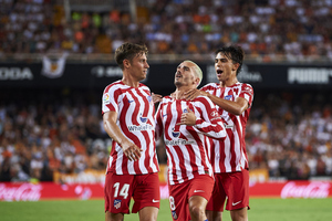 Atltico de Madrid vence com tranquilidade, se mantm isolado em terceiro e aumenta a crise no Valencia