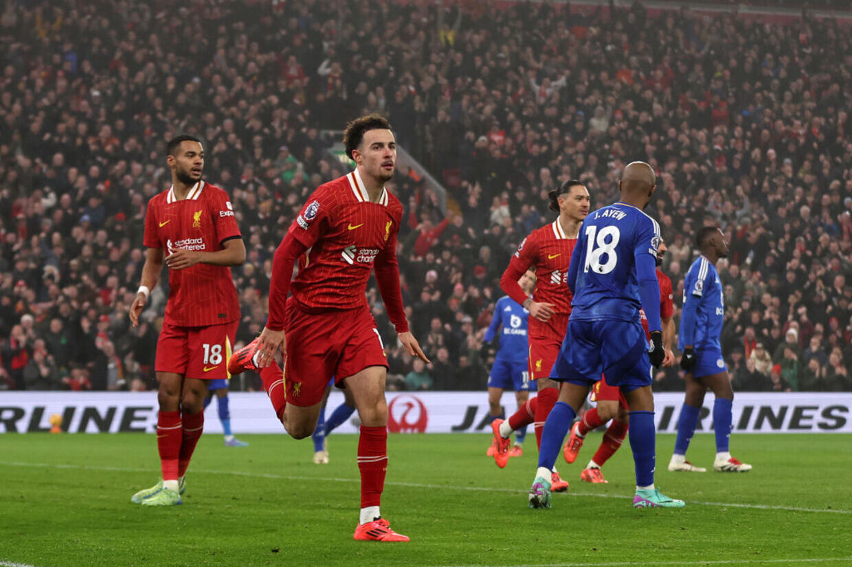 Liverpool bate o Leicester de virada e segue soberano no Campeonato Inglês