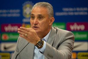Tite comenta ausncias de jogadores que disputam Copa do Brasil e Douglas Costa