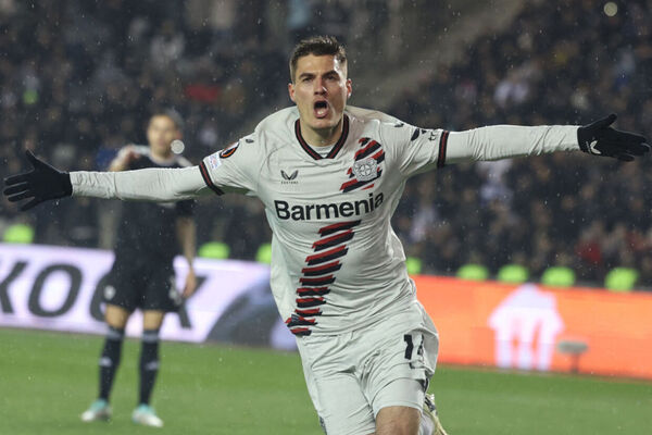 Leverkusen frustra Qarabag no fim e mantm invencibilidade; Roma goleia Brighton