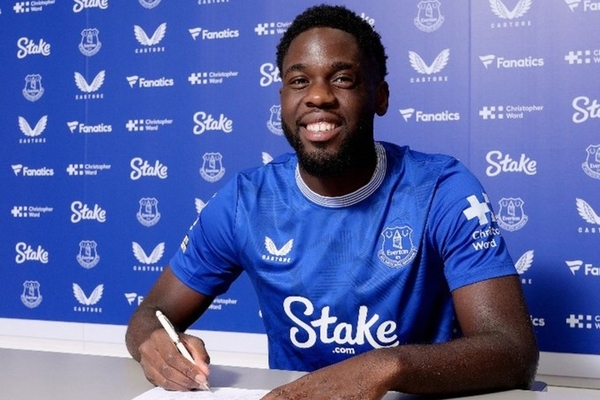 Everton oficializa contratao de Mangala, do Lyon