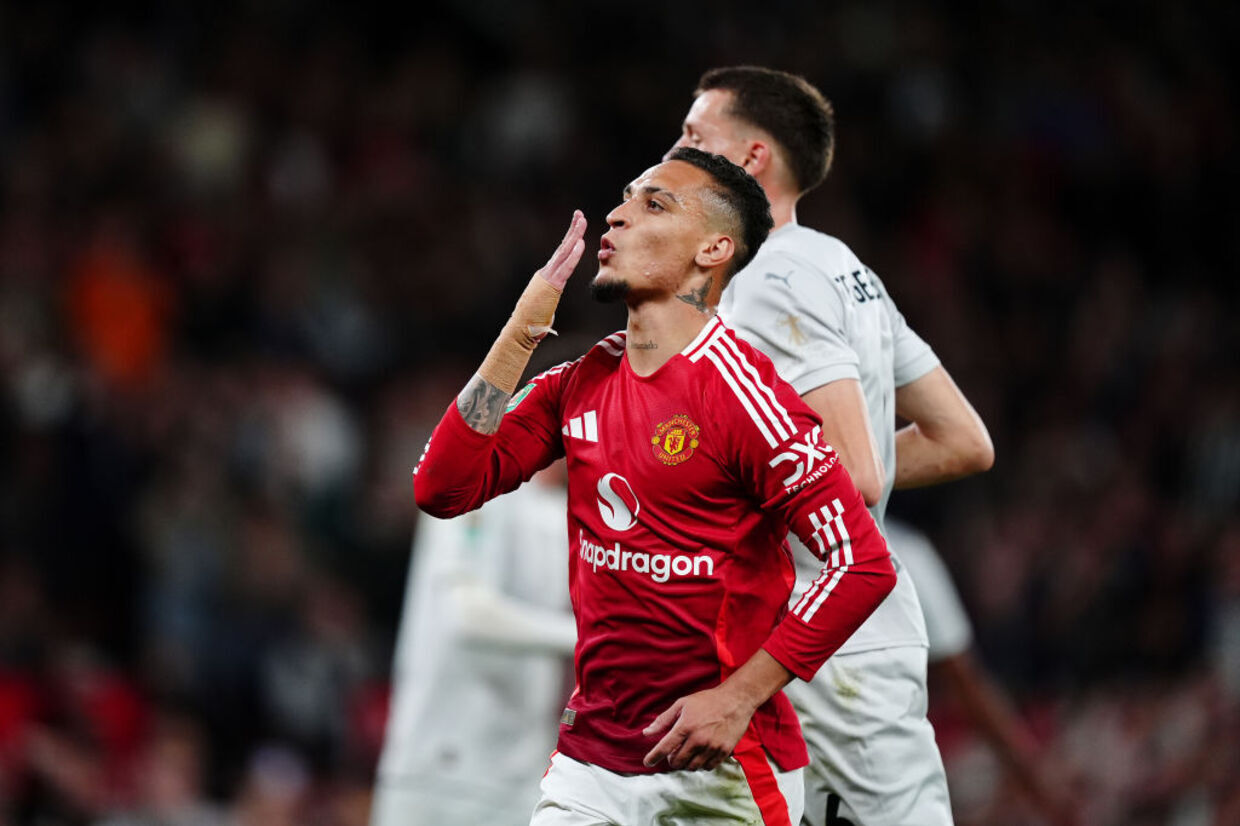 Antony volta a marcar e United faz 7 a 0 no Barnsley pela Copa da Liga