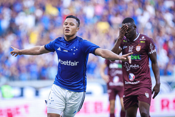Grmio quer Marlon, do Cruzeiro, para a lateral