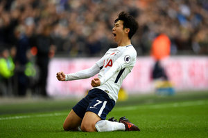 Son decide para o Tottenham, que encosta no United