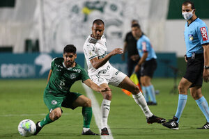 Gois aproveita Palmeiras com um a menos, vence e ganha sobrevida no Brasileiro