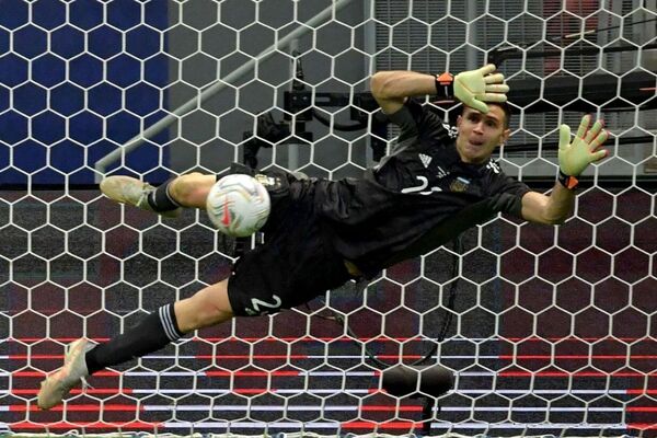 Prmio Lev Yashin consagra Dibu Martnez como melhor goleiro do mundo