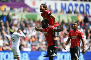 Manchester United repete placar da estreia e goleia Swansea no Pas de Gales