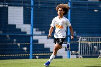 Com multa astronmica, joia do Corinthians assina primeiro contrato profissional