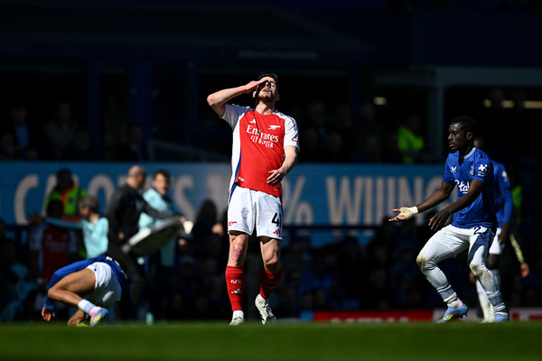 Antes da Champions, Arsenal empata com Everton e v ttulo ainda mais longe