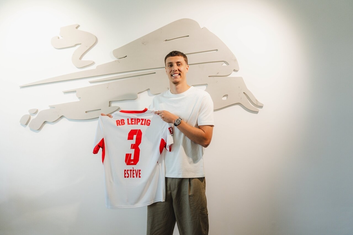 RB Leipzig assegura Maxime Estève, promessa francesa, em acordo de cinco anos