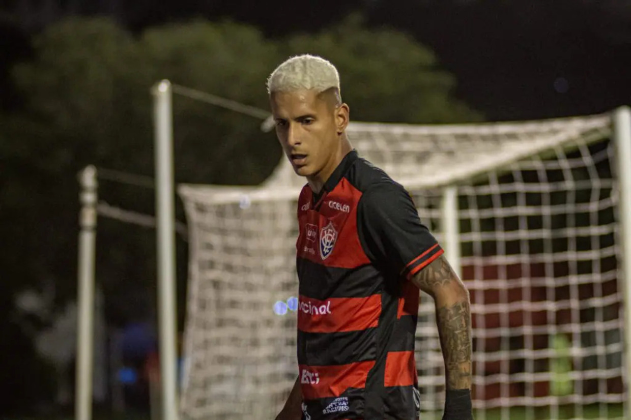 Vitória rescinde contrato de Alan Pedro