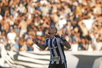 Destaque do Botafogo, Navarro encaminha acerto com time dos Estados Unidos