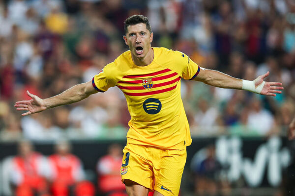 Lewandowski comanda a virada e Barcelona vence o Valencia na estreia de Hans Flick