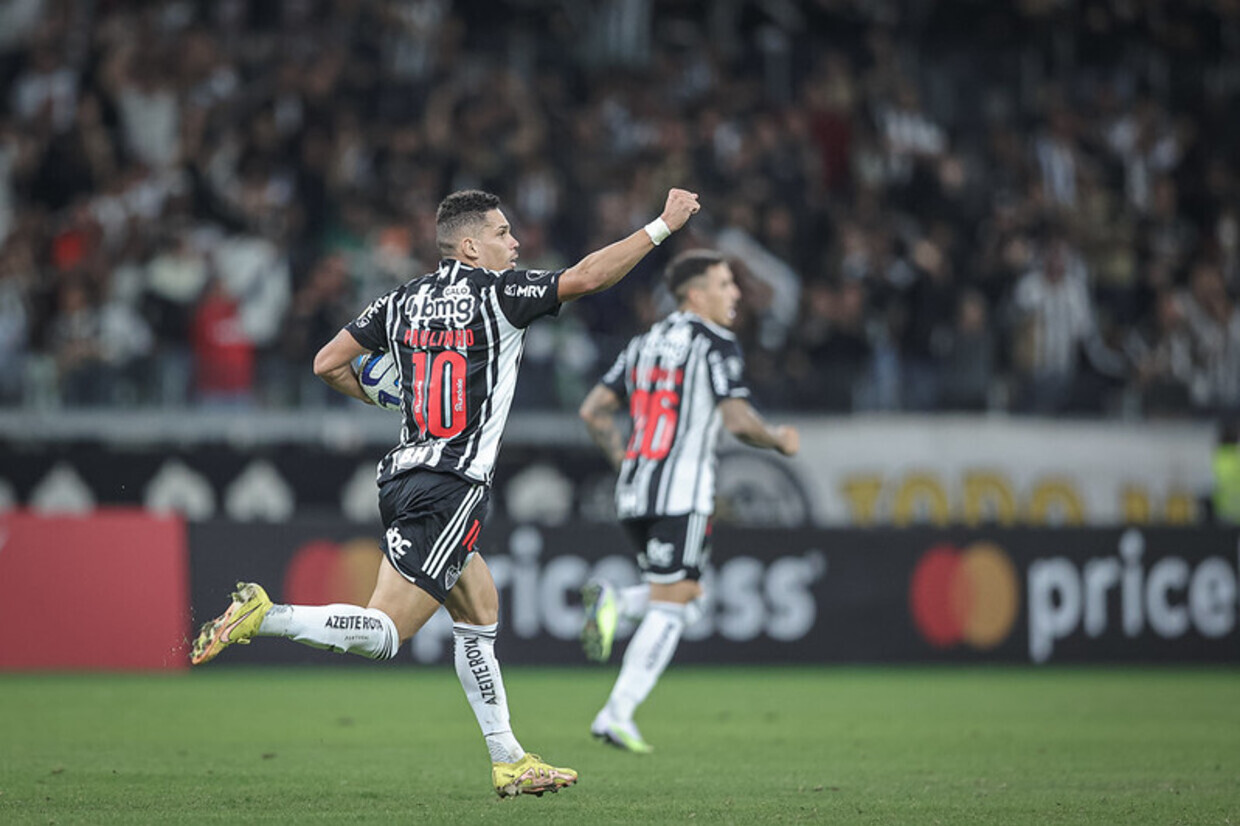 Estrela de Paulinho brilha e Atlético vence Athletico de virada em duelo decisivo