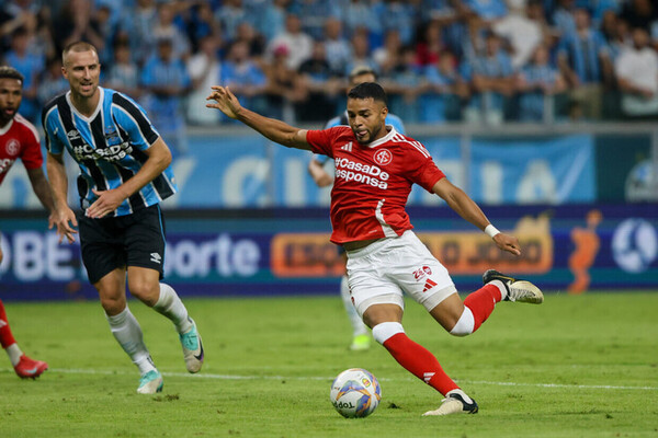 Intensidade, boas chances e um gol para cada lado: Gre-Nal 444 termina empatado