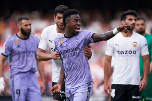 Em jogo tenso, Vini  alvo de racismo e Real Madrid perde para o Valencia 