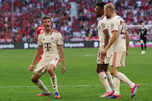 Com direito a recorde de Mller, Bayern bate Freiburg e vence mais uma no Alemo