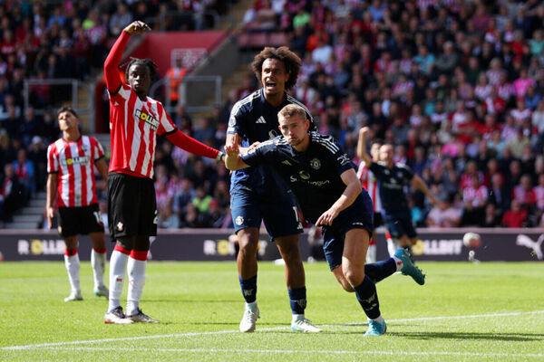 United vence Southampton fora de casa e se recupera na Premier League