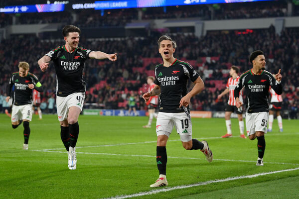 Arsenal  soberano, humilha PSV fora de casa e encaminha avano s quartas
