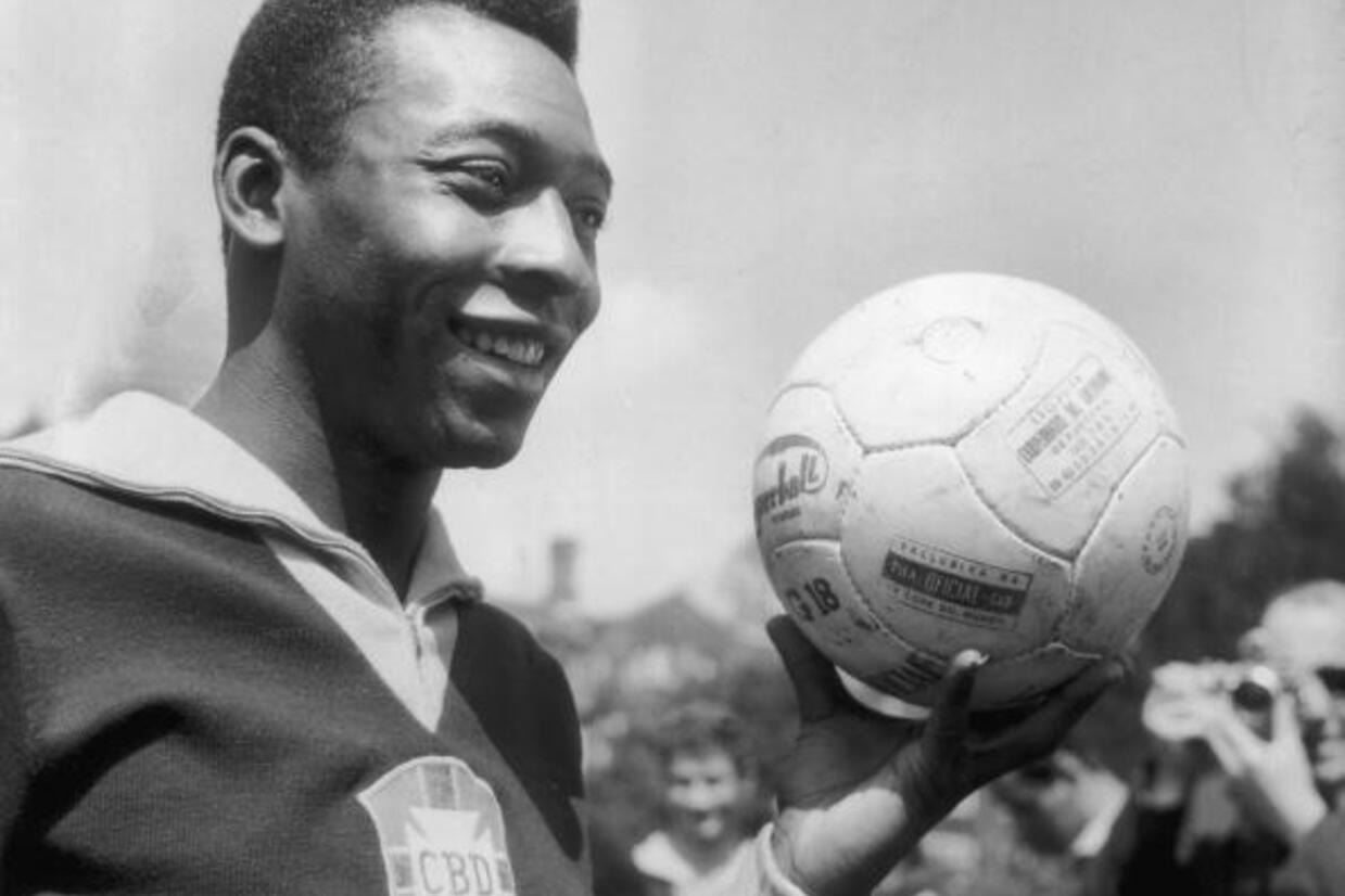 Camisa histórica de Pelé da Copa de 1958 alcança valor milionário em leilão Camisa histórica de Pelé da Copa de 1958 alcança valor milionário em leilão