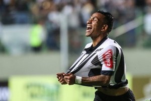 Com direito a gol olmpico de Otero, Atltico Mineiro elimina Paran