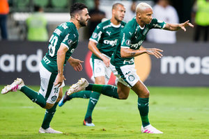 Atacado na chegada, Palmeiras vence e se aproxima da classificao na Libertadores