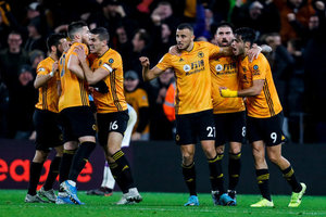 City abre 2 a 0, mas valente Wolverhampton vira o jogo e complica rival