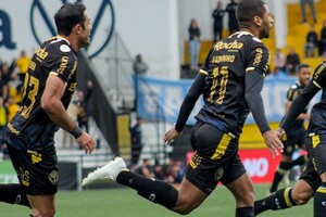 Cricima marca cedo nos dois tempos, passa pelo Londrina e volta ao G4