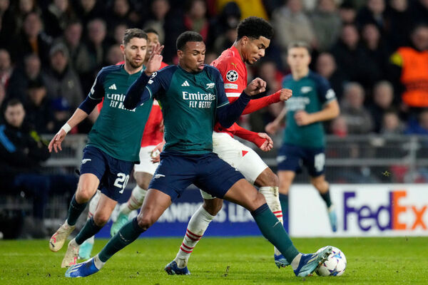 Com gol no último segundo, Arsenal bate Luton Town e assegura topo do  Inglês 