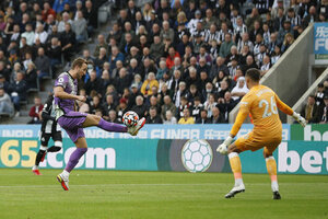 Em dia marcado por atendimento a torcedor, Tottenham vira sobre Newcastle