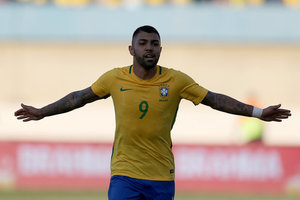 Tite analisa novos nomes, defende Rodrigo Caio e elogia Gabigol