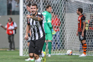 No reencontro com Bernard, Galo conta com gol de Pratto para vencer Shakhtar