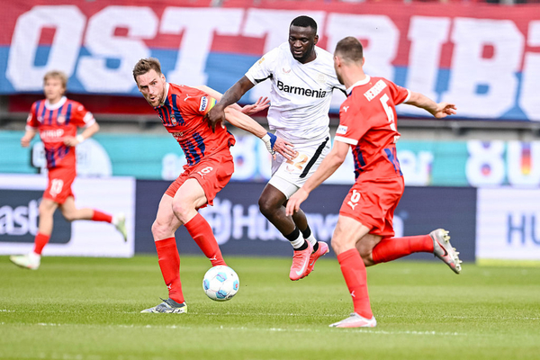 Leverkusen marca no fim, vence Heidenheim e segue em busca do Bayern