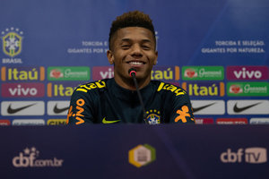 Neres destaca concorrncia e quer se firmar entre os grandes