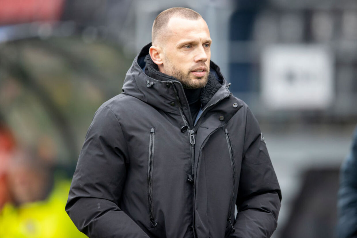 Interino em metade da temporada, Heitinga não convence e Ajax busca novo técnico